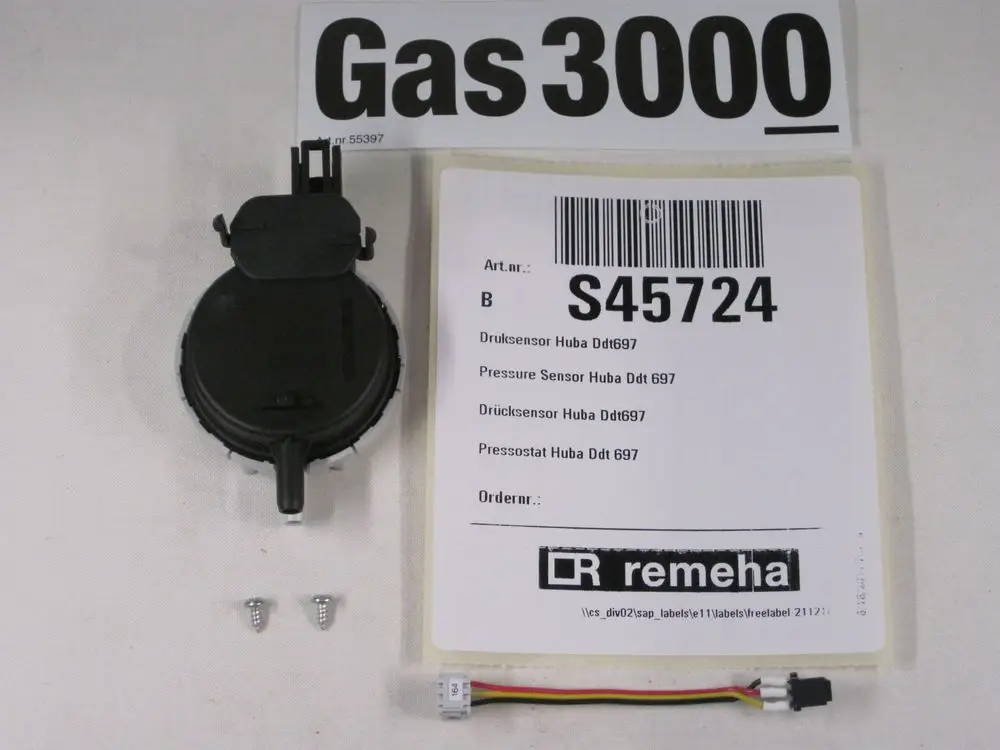 Drucksensor von Remeha mit Anschlussstecker und Schrauben, auf einer Einzelverpackung mit Artikelnummer und Barcode abgebildet.